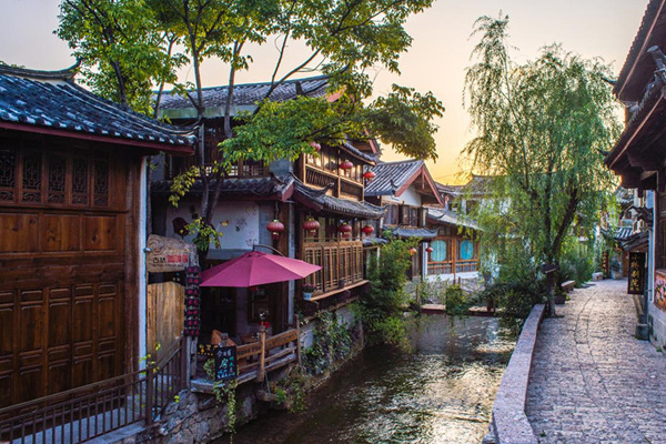 昆明旅游旺季和淡季是几月份(昆明旅游旺季和淡季是几月份开始)